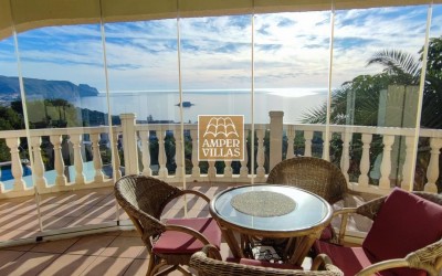 House on a plot with fabulous sea views, in Altea.